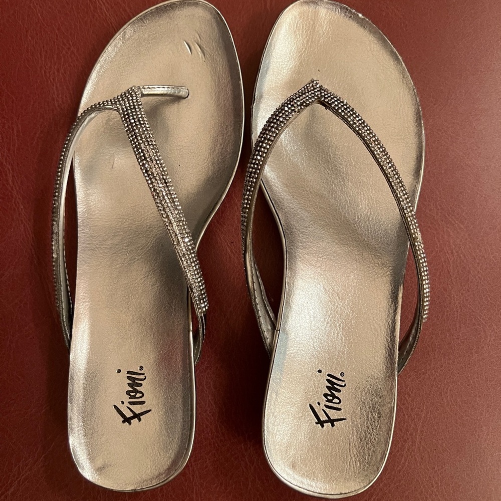 FIONI Silver Metallic Flip Flop Sandals with Rhinestone Straps (Size 9.5)